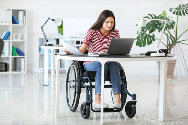 Jeune femme handicapée travaillant au bureau — Photo