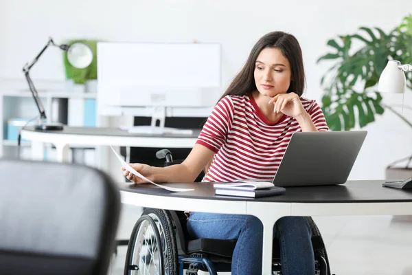 Joven discapacitada trabajando en el cargo —  Fotos de Stock