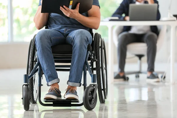 Joven discapacitado en el cargo — Foto de Stock