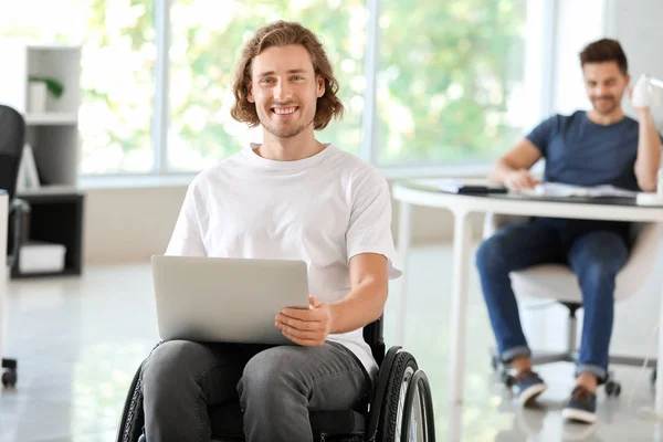 Jeune homme handicapé en fonction — Photo