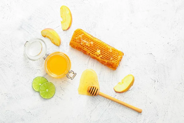Composizione con miele dolce e frutta su fondo chiaro — Foto Stock
