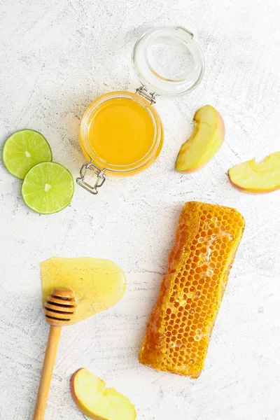 Édes mézzel és gyümölccsel való összetétel világos háttérrel — Stock Fotó