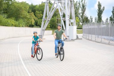 Mutlu baba ve oğul açık havada bisikletsürme