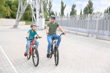 Mutlu baba ve oğul açık havada bisikletsürme