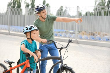 Mutlu baba ve oğul açık havada bisikletsürme