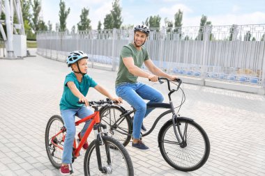 Mutlu baba ve oğul açık havada bisikletsürme