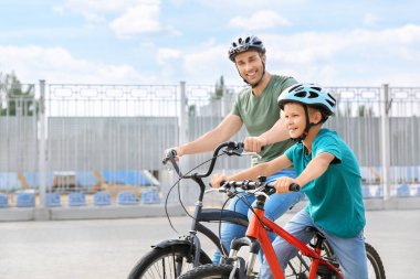 Mutlu baba ve oğul açık havada bisikletsürme