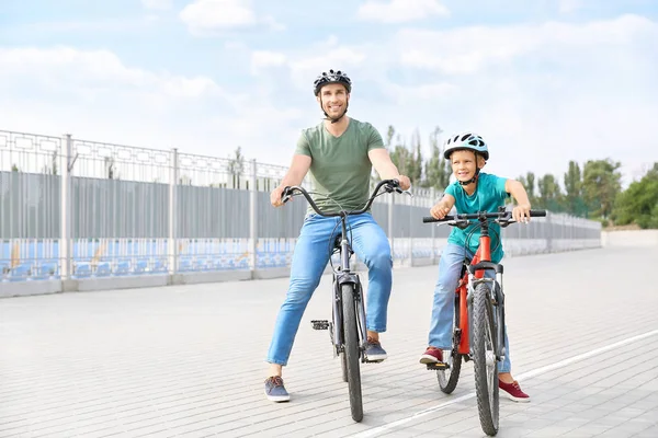 Boldog apa és fia lovaglás kerékpárok szabadban — Stock Fotó