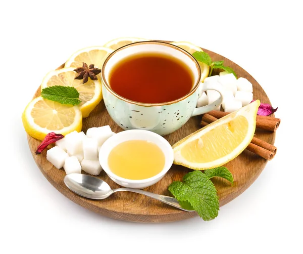 Beyaz arka planda şeker, limon, bal ve baharatlar ile lezzetli çay Fincan — Stok fotoğraf