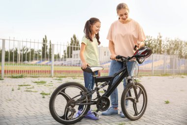 Kadın ve bisiklet açık havada onun küçük kızı