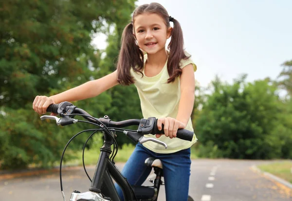 Menina andando de bicicleta ao ar livre — Fotografia de Stock