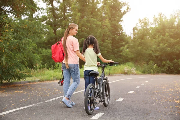 Žena a její dcerka s cyklistickou jízdenku — Stock fotografie