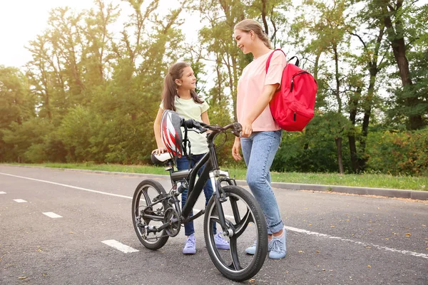 Žena a její dcerka s cyklistickou jízdenku — Stock fotografie