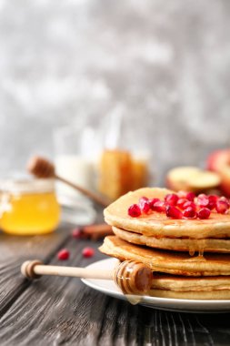 Ahşap masada nar tohumu ve bal ile lezzetli krep
