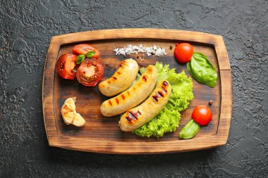 Koyu arka planda lezzetli ızgara sosis ile Kurulu