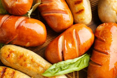 Ahşap tahtada lezzetli ızgara sosis, closeup