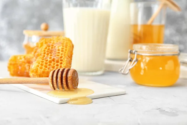 Sked med välsmakande honung på vitt bord — Stockfoto