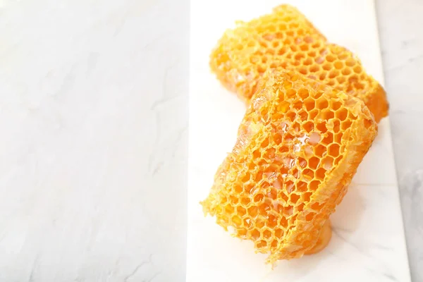 Honeycombs på vitt bord — Stockfoto