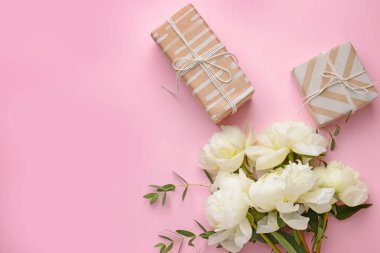 Arkaplanda hediye kutuları ve güzel çiçekler