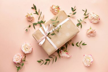 Arkaplanda hediye kutusu ve güzel çiçekler