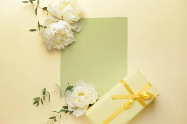 Presentask, tomt kort och vackra blommor på färg bakgrund — Stockfoto