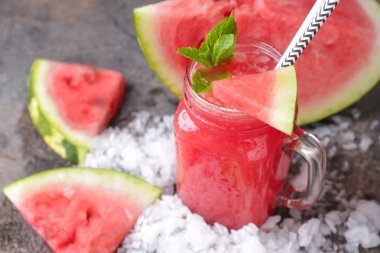 Masada buz ile taze karpuz suyu Mason kavanoz