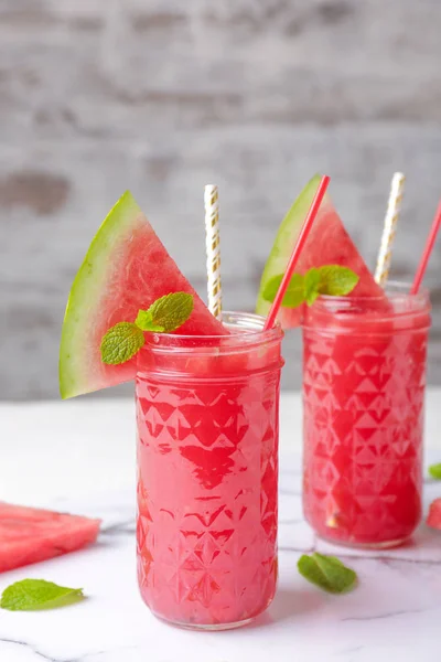 Vasos de jugo de sandía fresca en la mesa —  Fotos de Stock