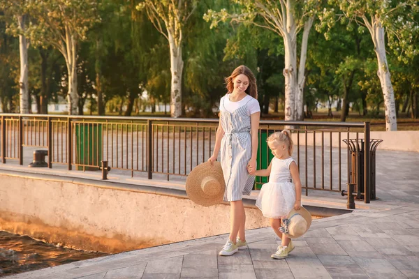 Mutlu anne ve nehir kenarında onun küçük kızı