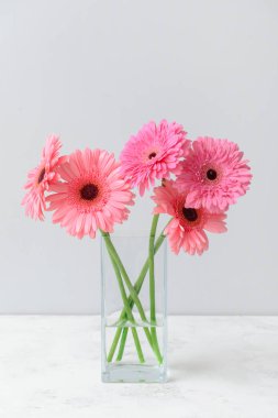 Masada güzel Gerbera çiçekleri olan vazo.