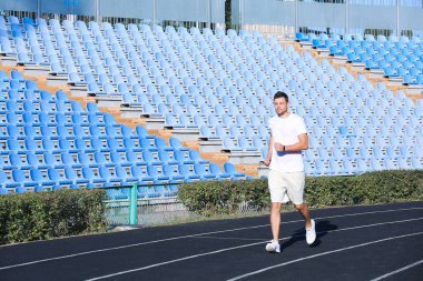 Stadyumda koşan sportif adam