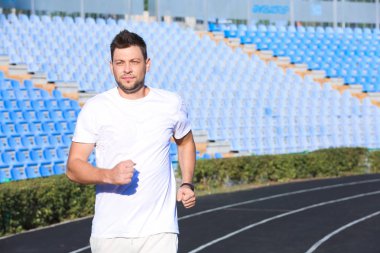 Stadyumda koşan sportif adam