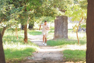 Yakışıklı sportif adam parkta çalışan