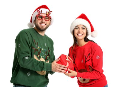 Noel kazak genç çift ve beyaz arka plan üzerinde hediye ile