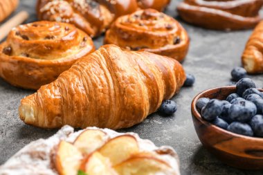 Gri arka plan üzerine tatlı pasta, closeup