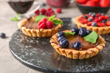 Gemide çilek ile Tatlı tartlets, closeup