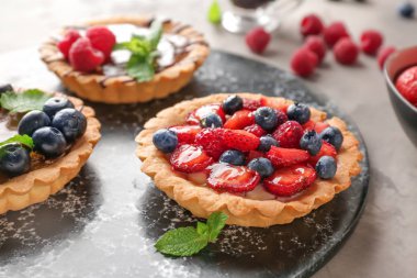 Gemide çilek ile Tatlı tartlets, closeup