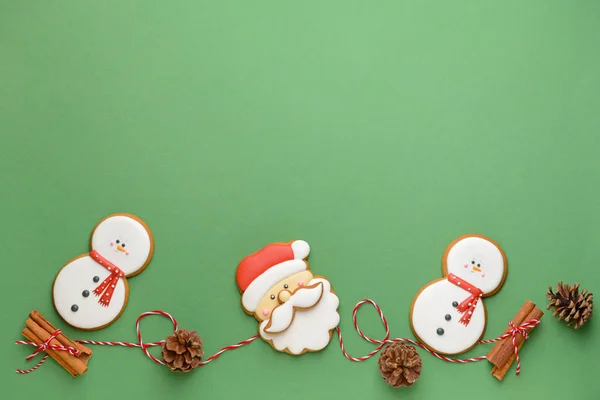 Sabrosas galletas de Navidad sobre fondo de color — Foto de Stock