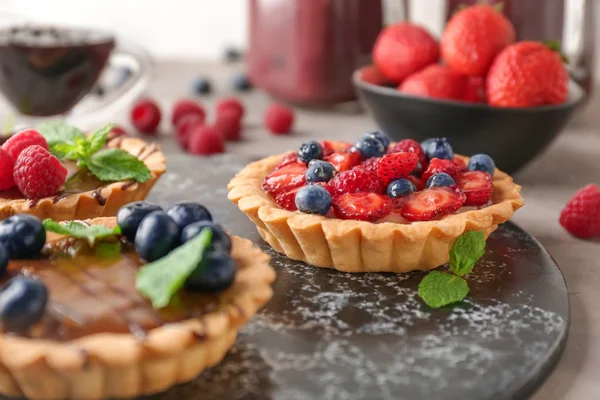Gemide çilek ile Tatlı tartlets, closeup