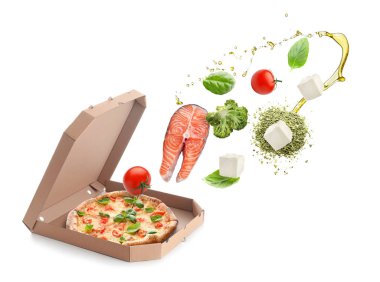 Beyaz arka plan üzerinde düşen malzemelerle kutusunda Lezzetli pizza