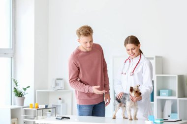 Kliniğinde veterinerziyaret köpeği ile Adam