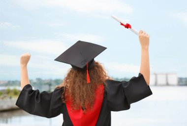 Bekar cüppe mutlu Afrikalı-Amerikalı öğrenci ve diploma açık havada