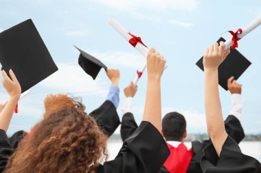 Mezuniyet gününde bekarlığa veda cübbeli mutlu öğrenciler