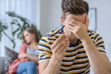 Evde alyanslı üzgün bir adam. Boşanma kavramı