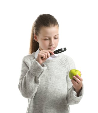 Beyaz arka planda büyüteç ve elma ile küçük kız