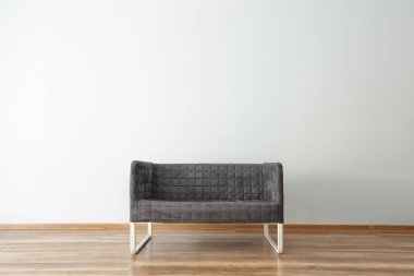 Beyaz duvara yakın rahat kanepe