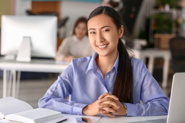 Üniversitede genç Asyalı öğrenci