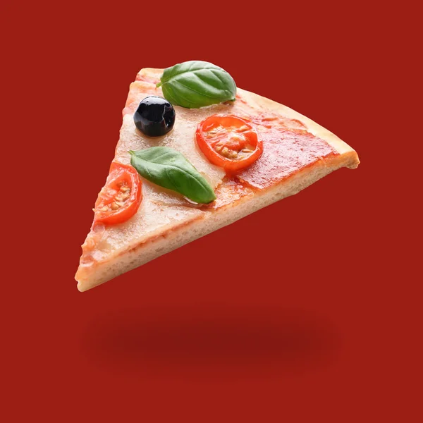 Fatia de pizza deliciosa no fundo de cor — Fotografia de Stock