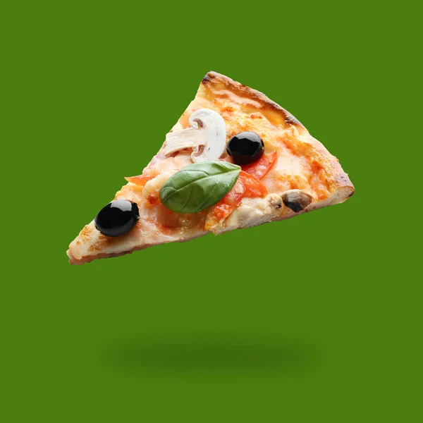 Кусок вкусной пиццы с оливками на цветном фоне — стоковое фото
