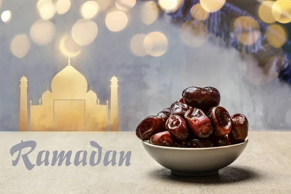 Чаша с вкусными финиками на столе. Празднование Рамадана — стоковое фото
