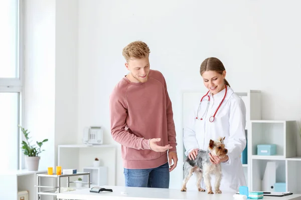 Homem com seu cão visitando veterinário na clínica — Fotografia de Stock